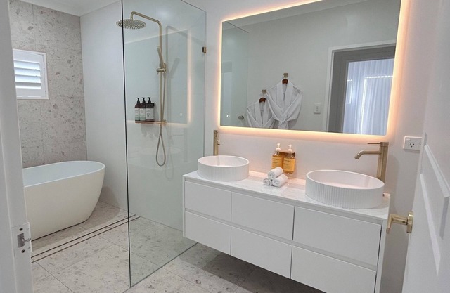 Spacious Family Retreat with Private Pool& Granny Flat - 5min stroll to beach