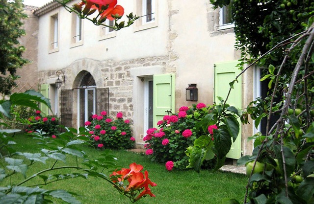Spacious garden center of Pezenas