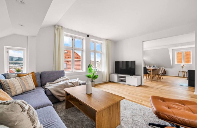 Spacious Gem In Old Town I NEW 2025 I 3 Bed 2 Bath