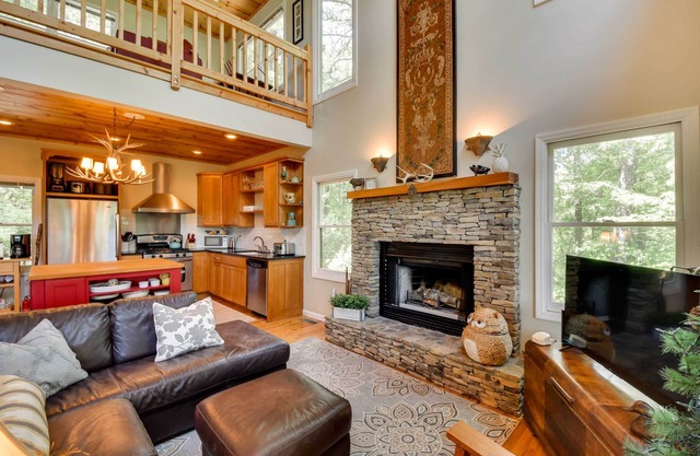 Spacious Georgia Escape w/Fireplace, Deck & Grill