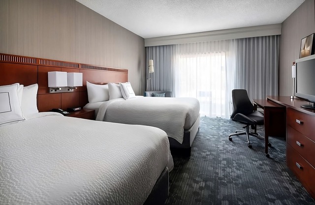 Spacious Good-Value Accommodation! Close to Historic Heritage Square, w/Pool!