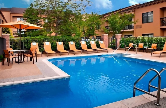 Spacious Good-Value Accommodation! Near Bowen's Wharf, Free Parking, w/Pool