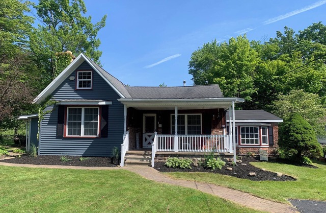 Spacious Grandview Bay Cottage Style Home