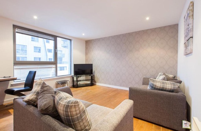 Spacious Harbour Flat W/View for 4 in Newhaven