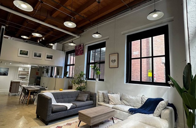 Spacious Heritage Loft in the Heart of Gastown (Pet Friendly!)