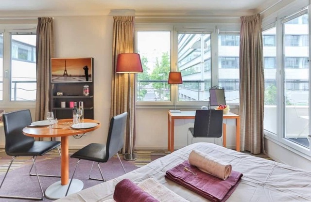 Spacious high standing studio near metro + parking