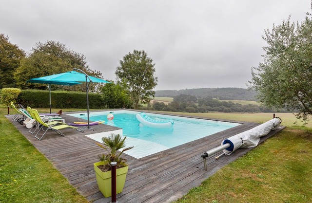 Spacious Holiday Home With Garden in Querrien France