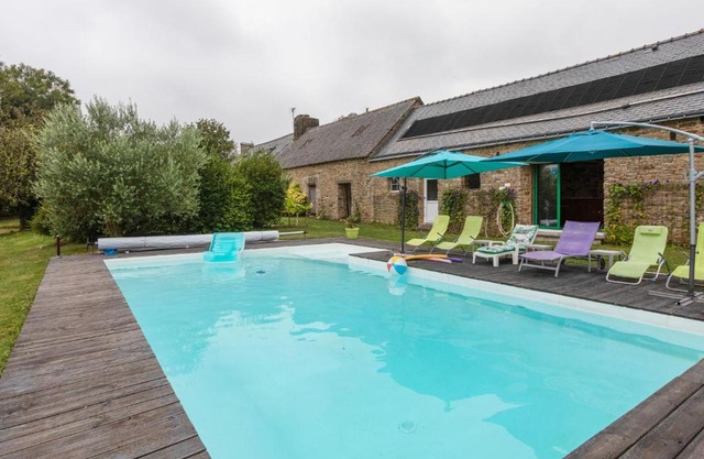 Spacious Holiday Home With Garden in Querrien France