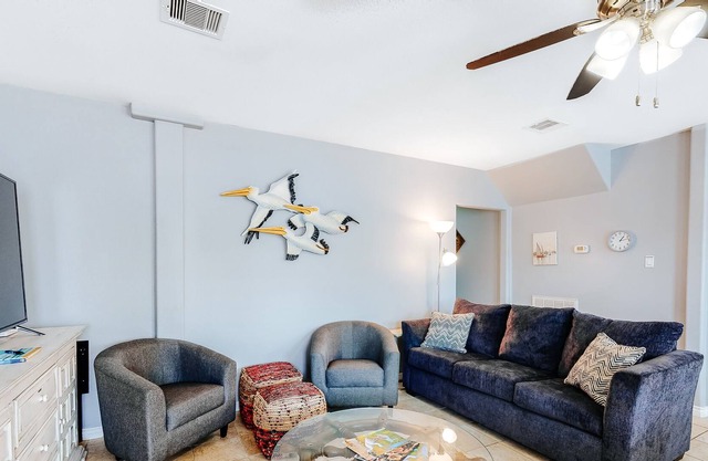 Spacious home 4 blocks from beach with 2 grills & kitchens, TVs in all bedrooms