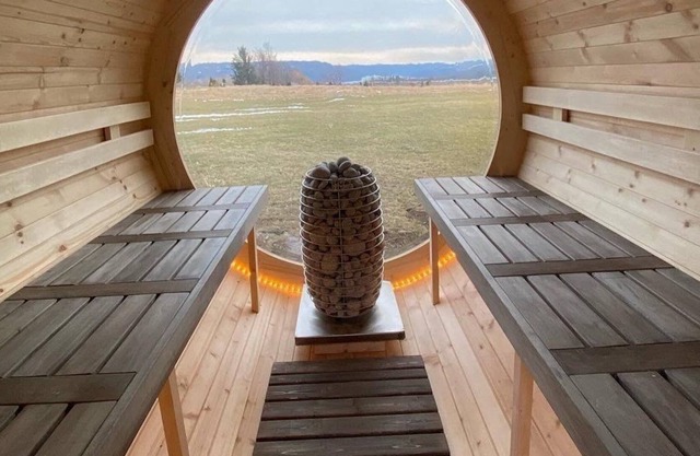 Spacious Home ~Fireplace ~Barrel Sauna~ Hot Tub ~Game Room