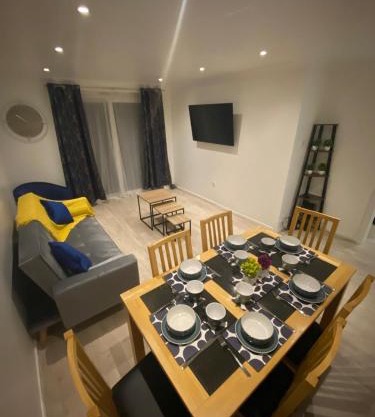 Spacious Home, Garden, in Harlow, Great for Contractors & Relocators