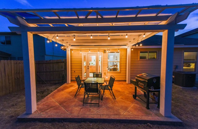 Spacious Home in a Quiet Neighborhood - with HOT TUB! - Central SA