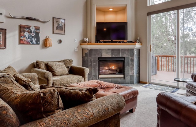 Spacious home w/private deck & gas grill - shared pool and more resort amenities
