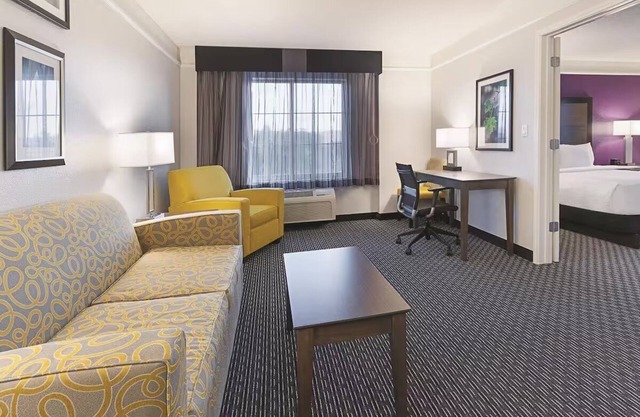 Spacious Hotel Room w/Outdoor Pool & Hot Tub – Seasonal Bliss