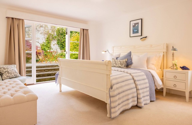 Spacious House in Bath - Sleeps 9 with Games Room and Large Garden