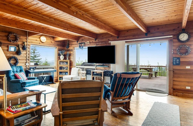Spacious house w/mountain views, bunkhouse & hot tub—dogs welcome