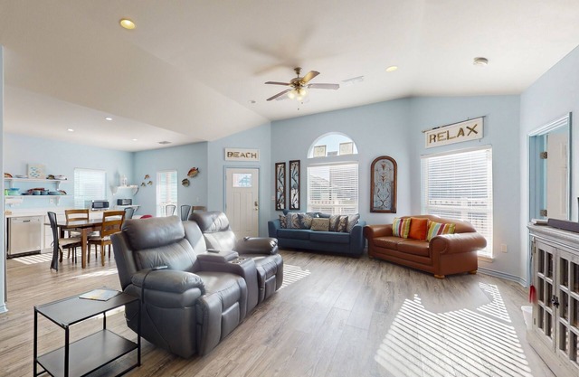 Spacious house with full kitchen, TVs, WIFI, balcony, near the beach