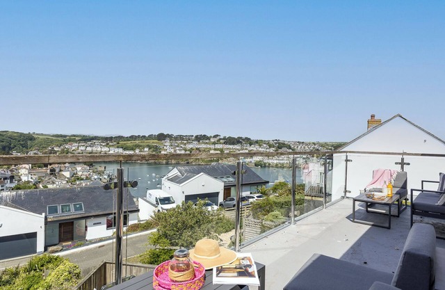 Spacious house with panoramic estuary views