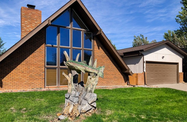 Spacious house with free wifi, Smart TVs + private hot tub