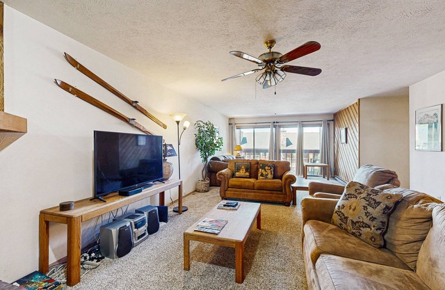 Spacious, in-town condo with balcony, pools, hot tub, tennis - walk to lifts