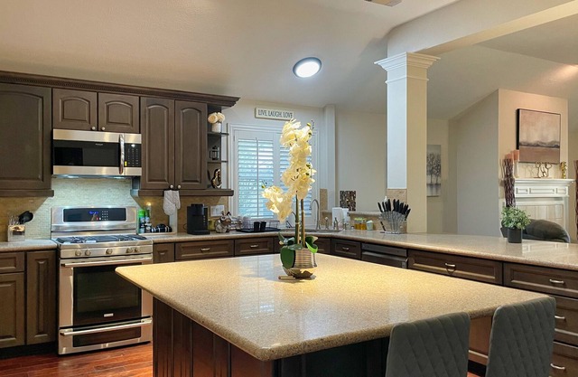 Spacious Katy near Houston IH-10 70inTV 3 Desks Work Business Sleeps 16 Hwy99