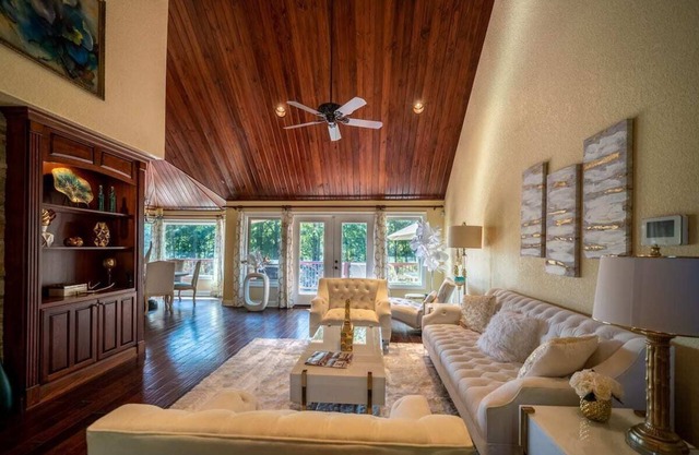 Spacious Lake Hamilton Retreat – Ideal for Family Getaways & Group Gatherings!