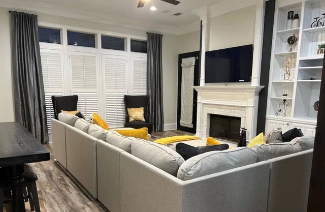 Spacious Lake View 4 Bedroom Home Cozy Fireplace