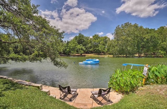 Spacious Lakefront Round Rock House w / Water Toys!