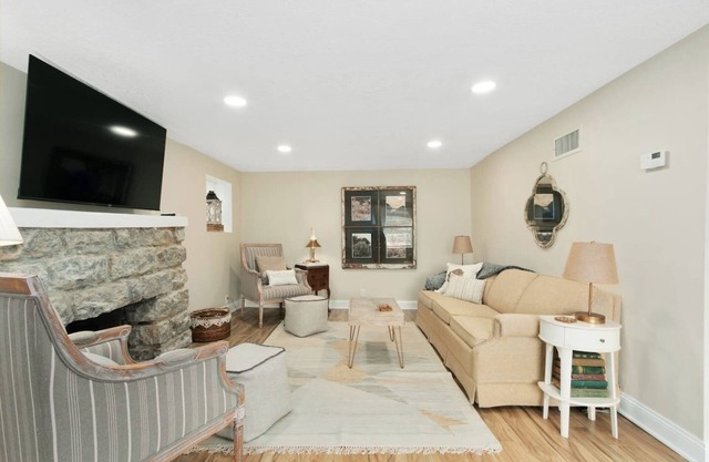 Spacious Lakefront Home w/3 Bedrooms | 49