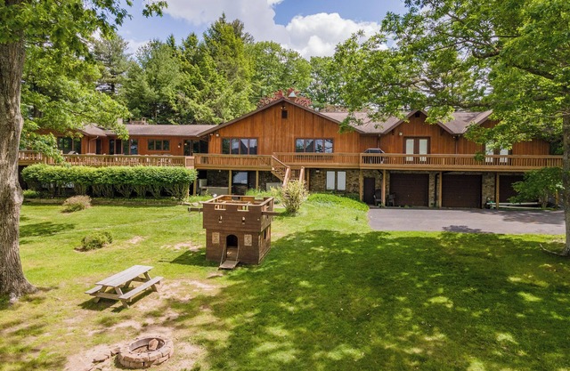 Spacious Lakefront w/Games & Sunroom