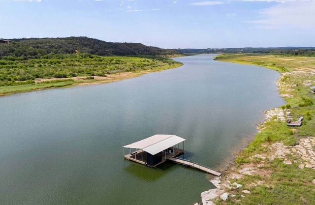 Spacious Lakehouse-Dock-King bds