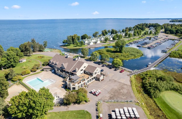 Spacious Lodge w/Sauna, Golf Views & Lake Access