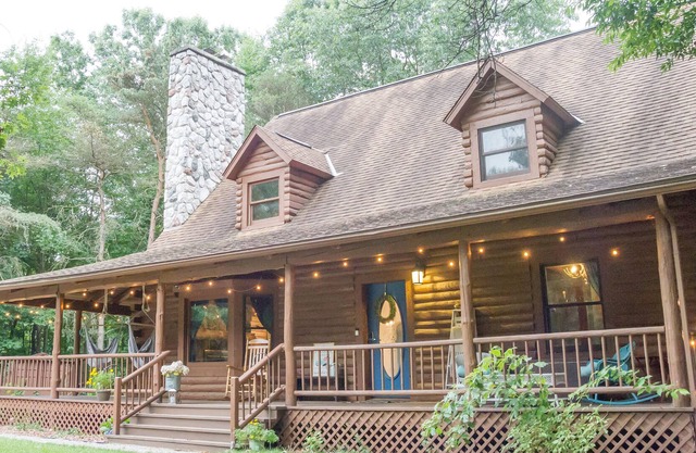 Spacious Log Cabin on Golf Course, +Indoor Hot Tub