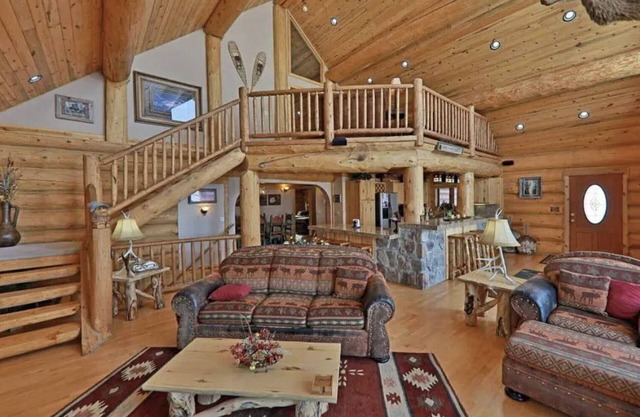 Spacious Log home, 3750 sqft. Mountain view, Hot tub, 4 min from Granby Ranch