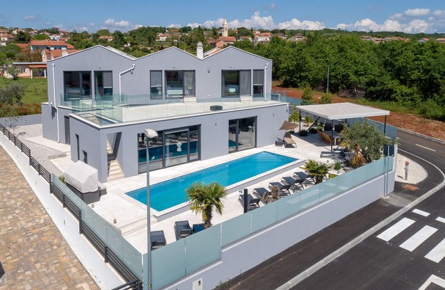 Spacious luxury villa with a private swimming pool, 5 bedrooms, 10 km from Porec and the beach