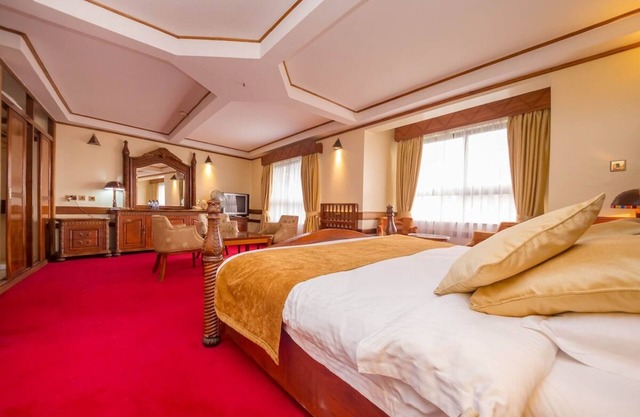 Spacious Luxury Suite at Muthu Silver Springs Hotel! Outdoor Pool, Free Parking!