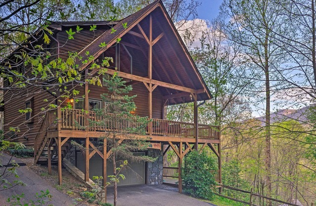 Spacious Maggie Valley Cabin w/ Hot Tub & MTN View