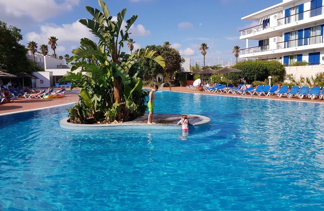 Spacious Marina Apartment lovely balcony view, near to pool, WiFi & UK Tv