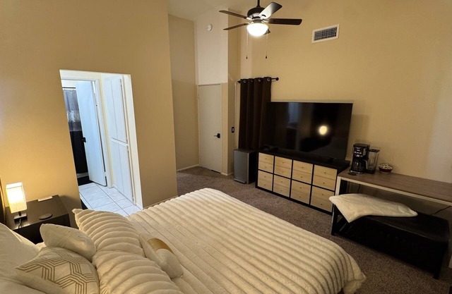 Spacious Master Suite in Charming Valencia