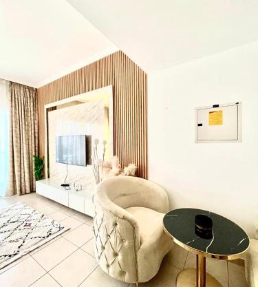 Spacious Modern High Floor Independent Studio Downtown