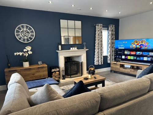 Spacious, Modern & Quiet Bungalow with hot tub