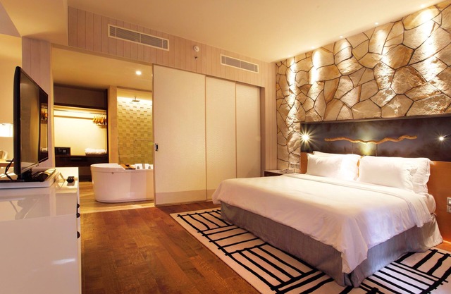 Spacious Modern Suite with Free Minibar Items (T Sand Suite6)