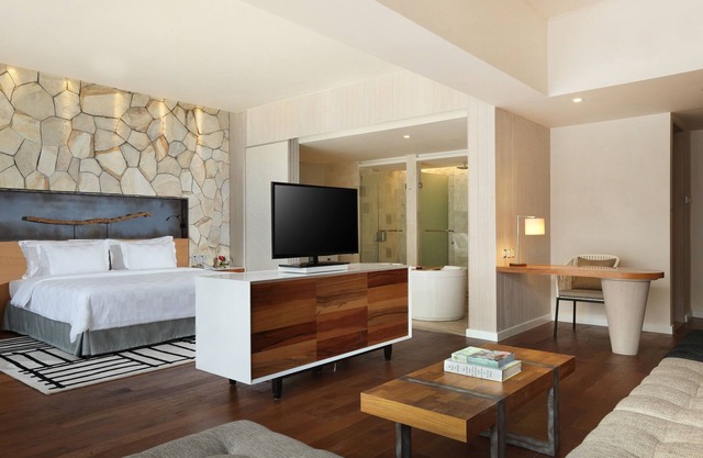 Spacious Modern Suite with Free Minibar Items (T Sand Suite9)