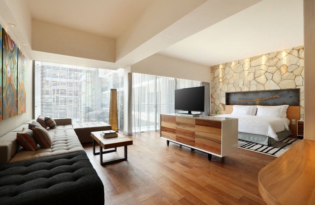 Spacious Modern Suite with Free Minibar Items (T Sand Suite22)