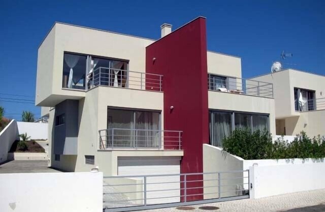 Spacious Modern Villa with Pool in Great Location On Silver Coast