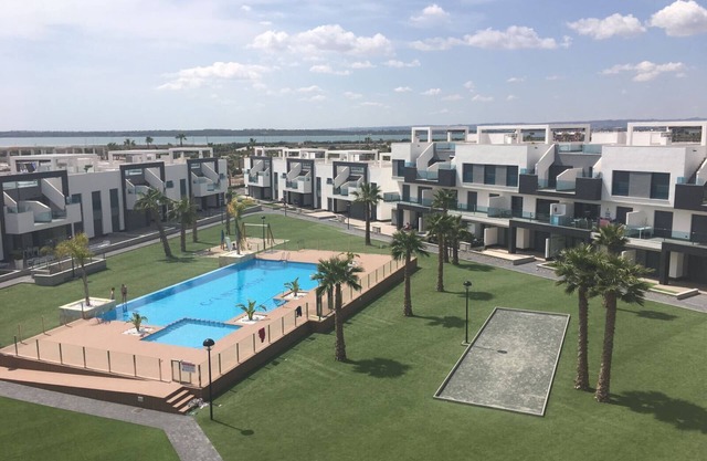 Spacious new 3 bed 2 bath luxury apartment with garage + storage room + terrace + solarium 81m²