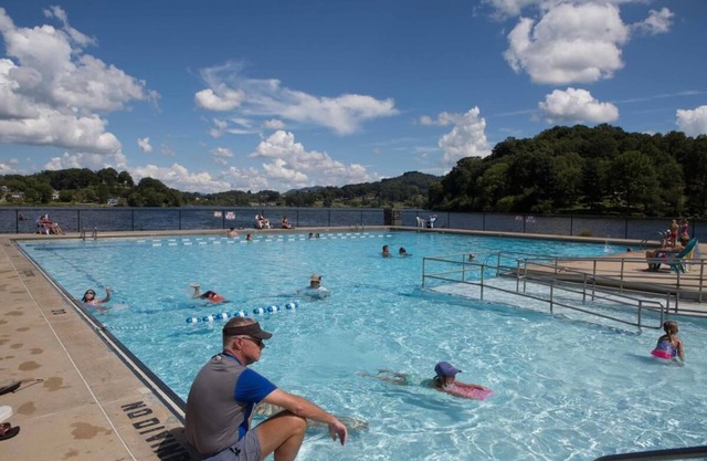 Spacious, Newly Renovated, Lake Junaluska Home surrounded by woods; pet friendly
