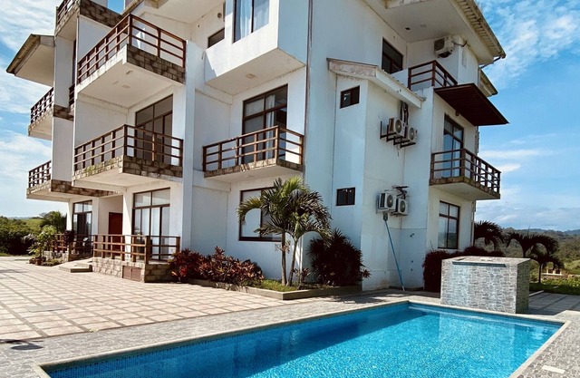 Spacious ocean view condo — 3 min from the beach!