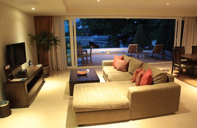 Spacious Open Plan Resort Apartment, large ensuite bedrooms, fitted kitchen.