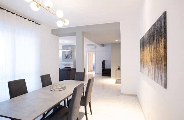 Spacious penthouse with gym in historic building, near the Colosseum